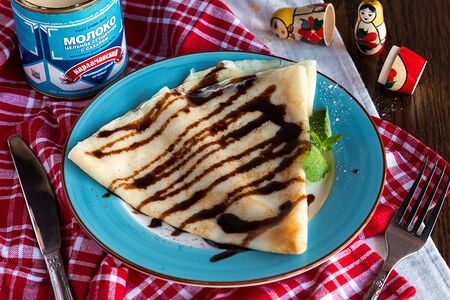 Блинчик с джемом из черной смородины