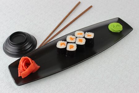 Ролл с копченым лососем