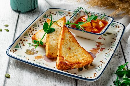 Жареный сыр с лечо из персика