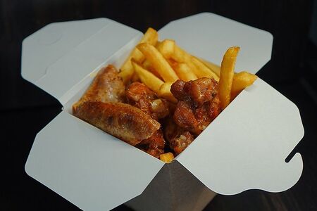 Куриные крылышки с картофелем фри