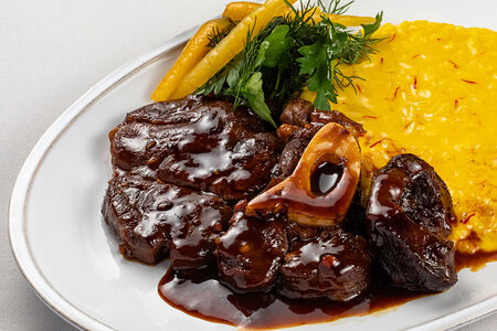 Телячья оссобуко с ризотто и луком конфи