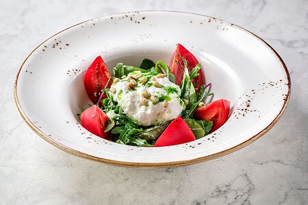 Салат с помидорами с сыром страчателла