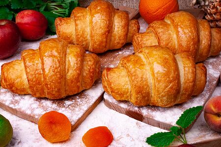 Круассан с абрикосом