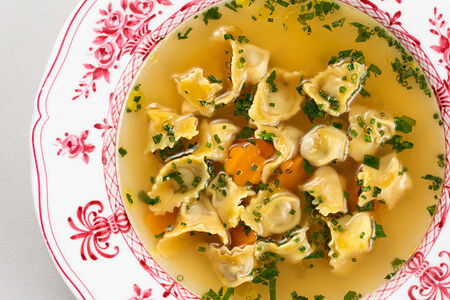 Куриный бульон с тортеллини и тимьяном