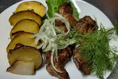 Картофель на углях с салом