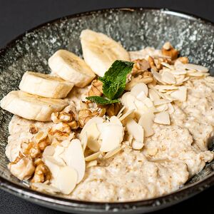 Овсяная каша с бананом и орехами