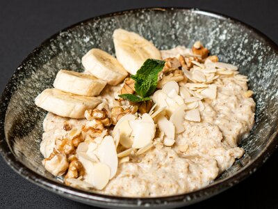 Овсяная каша с бананом и орехами