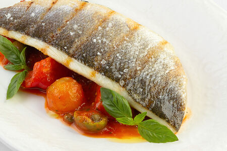 Сибас, запеченный с оливками и томатами