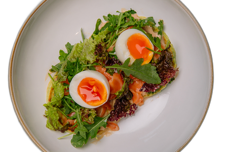 Зеленые оладьи с зеленью, форелью и яйцом