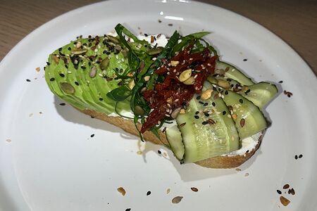 Тартин с авокадо и вялеными томатами