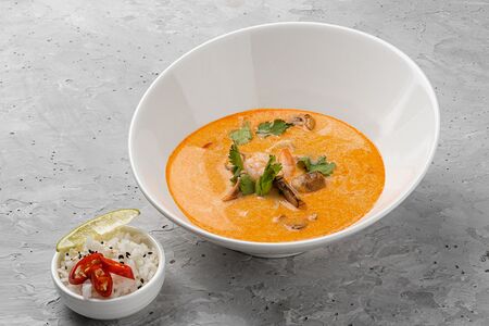 Том ям с морепродуктами