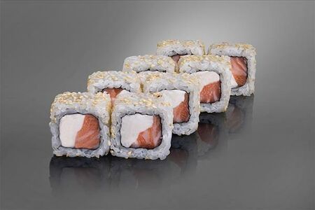 Ролл с копченым лососем и сливочным сыром