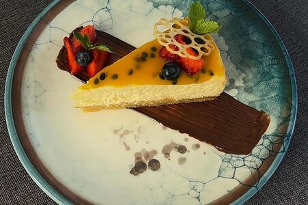 Чизкейк с соусом манго-маракуйя
