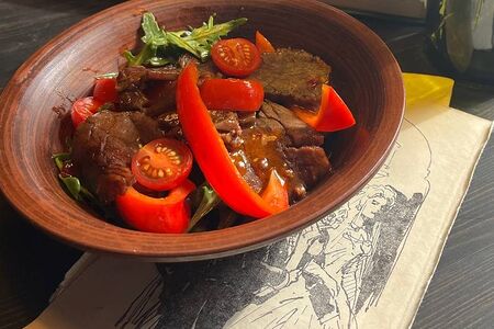 Салат теплый с говядиной