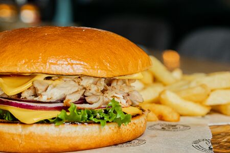 Бургер с рваным цыпленком