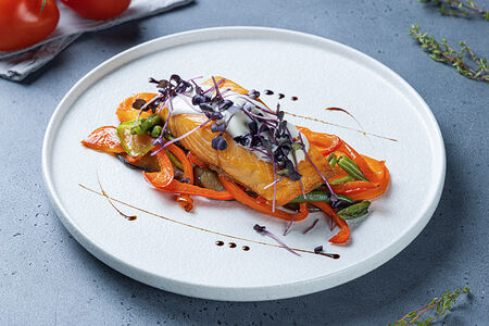 Филе лосося с соте из овощей