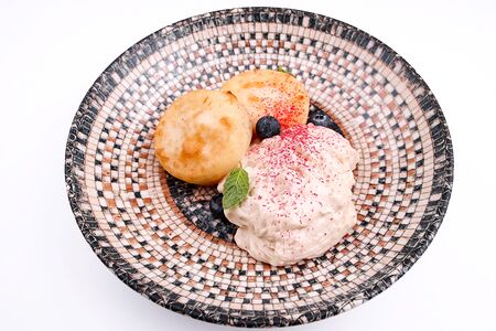 Сырники с соленой карамелью и ягодами