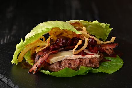 Бургер Черри с сыром камамбер в листьях