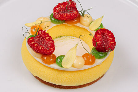 Белый шоколад с фиалкой и ягодами