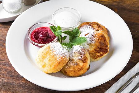 Сырники творожные со сгущенкой и сметаной