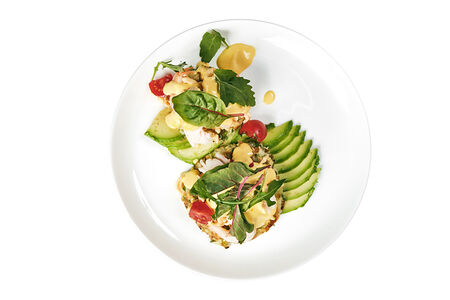 Хашбраун из цукини с креветками и авокадо