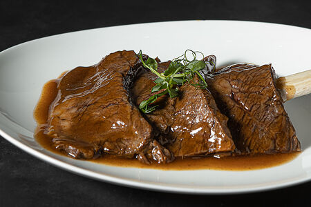 Томленые говяжьи ребра с соусом кальби