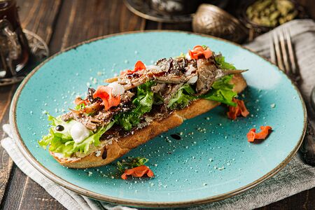 Брускетта с хумусом и жареными вешенками