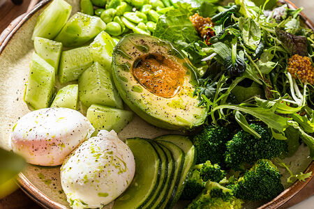 Зеленый салат с яйцом пашот и соусом веган