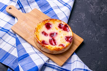 Сметанник с ягодами клубники