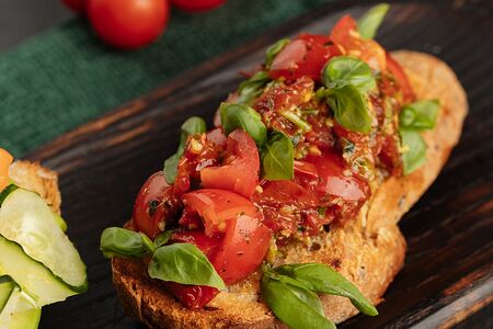 Брускетта с томатами и песто