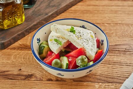 Салат греческий с помидорами, огурцами и брынзой