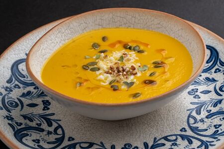 Крем-суп из тыквы со страчателлой и сулугуни