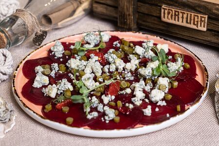 Карпаччо из свеклы с голубым сыром