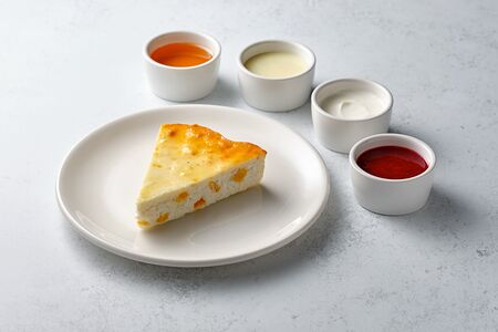 Запеканка творожная с курагой