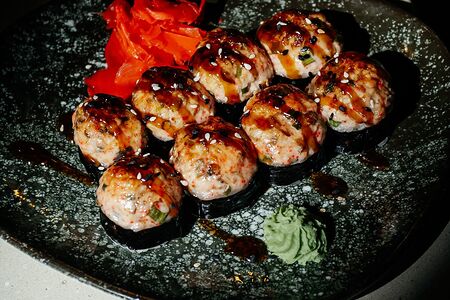 Запеченный ролл с угрем и омлетом