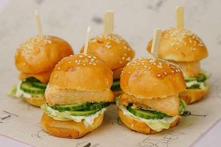 Мини-фишбургеры с красной рыбой