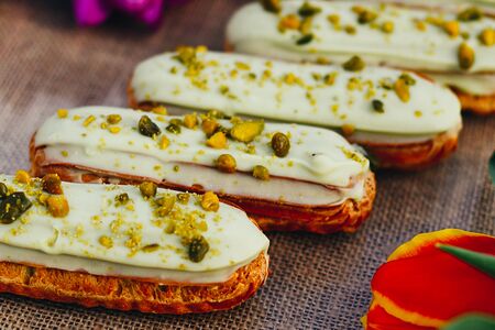 Эклер фисташковый