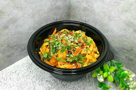 Лапша с курицей, овощами и соусом