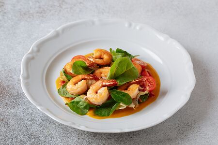 Салат с креветками и соусом манго