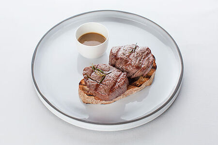 Медальоны из говядины, соус с зелёным перцем