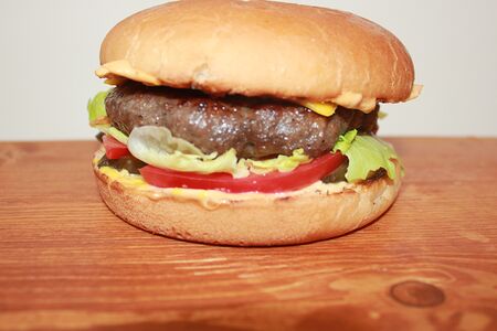 Бургер с говядиной сырный