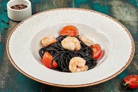 Спагетти с чернилами каракатицы и креветками