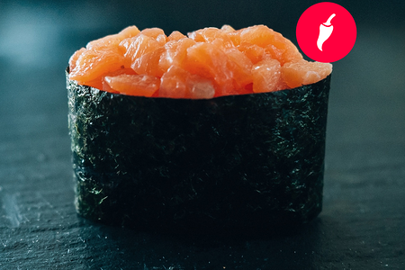 Гункан с лососем