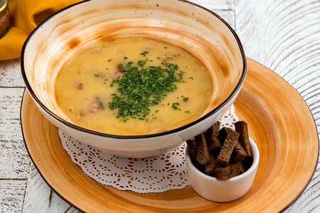 Гороховый суп с подкопченной грудинкой