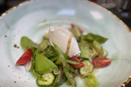 Зеленый салат с авокадо