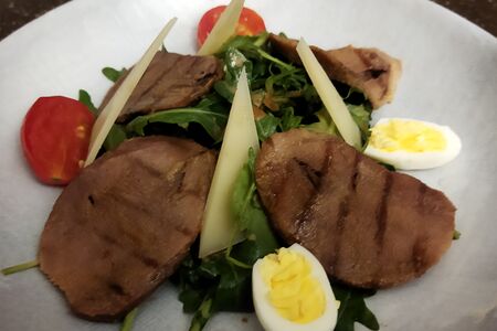 Салат с говяжьим языком и рукколой