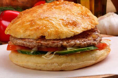 Бургер с плескавицей для гурманов