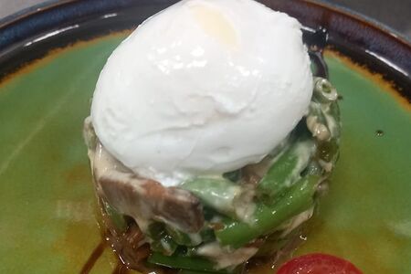 Салат с языком, зелёной фасолью и яйцом пашот