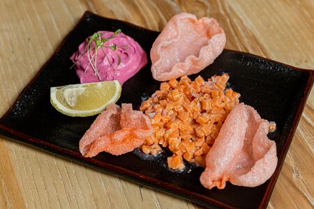 Тартар из форели со сливочно-свекольным муссом