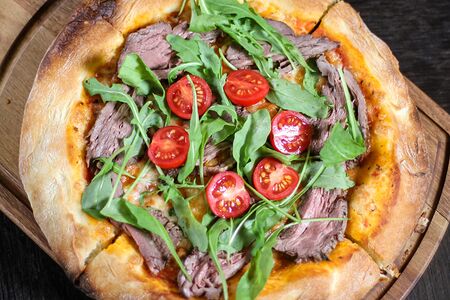 С ростбифом, рукколой и томатами черри